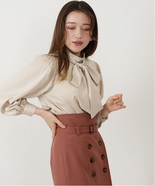 ASTORIA ODIER（アストリアオディール）の「リボンタイハイネックボリュームスリーブブラウス（シャツ/ブラウス・レディース・ホワイト/ベージュ/ブラウン/クリーム/ピンク・SMALL/MEDIUM）」の10枚目の写真