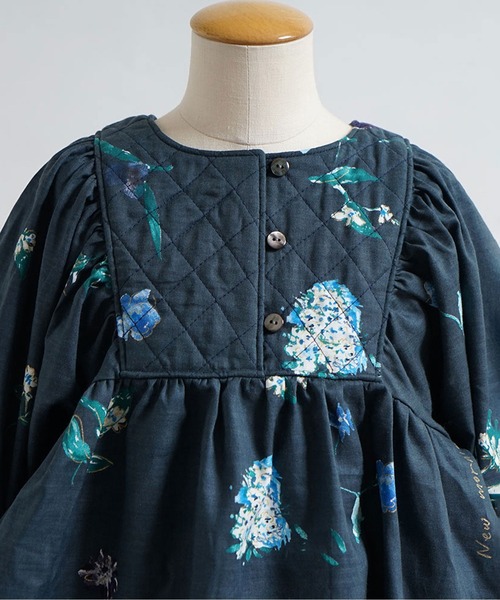 NAOMI ITO（ナオミイトウ）の「【Hommage de NAOMI ITO ナオミイトウ】ギャザースリーブキルトワンピース 70-80cm・80-90cm・90-100cm（ワンピース・キッズ・ネイビー/ブラウン・70-80cm/80-90cm/90-100cm）」の6枚目の写真