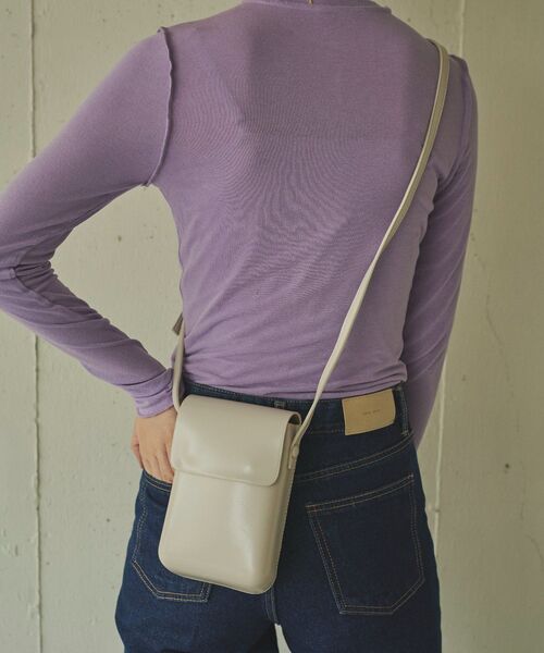 Kari & lili(カウリアンドリィリィ)の「square shoulder(ショルダーバッグ・レディース・ブラック/ブラウン/アイボリー・ONE SIZE)」の2枚目の写真