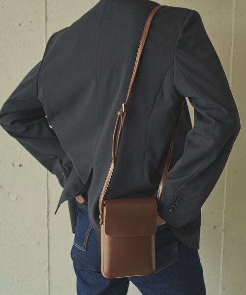 Kari & lili(カウリアンドリィリィ)の「square shoulder(ショルダーバッグ・レディース・ブラック/ブラウン/アイボリー・ONE SIZE)」の4枚目の写真