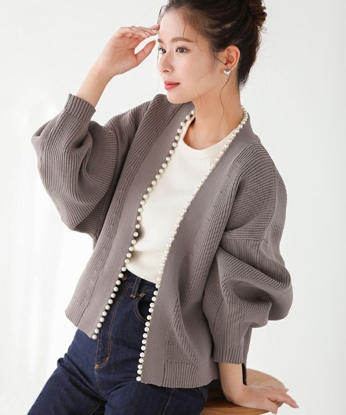 Fit more（フィットモア）の「[Fitmore]ボリュームスリーブパールニットカーディガン（カーディガン/ボレロ・レディース・ブラック/グレー/ピンク・FREE）」の2枚目の写真