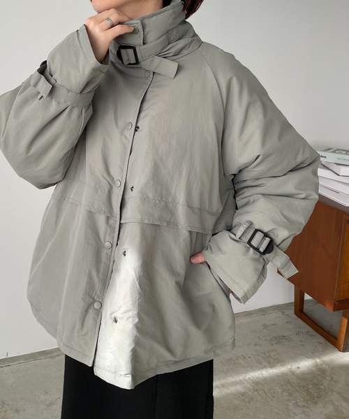210nouve（トゥージュヌーブ）の「ベルト付きスタンドカラーフェイクダウンジャケット（ダウンジャケット/コート・レディース・ブラック/ライトカーキ/アイボリー・FREE）」の3枚目の写真