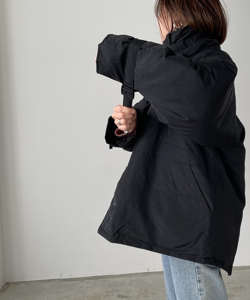 210nouve（トゥージュヌーブ）の「ベルト付きスタンドカラーフェイクダウンジャケット（ダウンジャケット/コート・レディース・ブラック/ライトカーキ/アイボリー・FREE）」の5枚目の写真