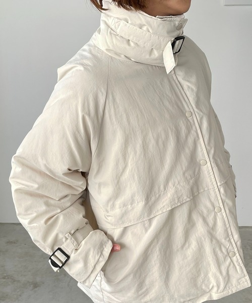 210nouve（トゥージュヌーブ）の「ベルト付きスタンドカラーフェイクダウンジャケット（ダウンジャケット/コート・レディース・ブラック/ライトカーキ/アイボリー・FREE）」の16枚目の写真