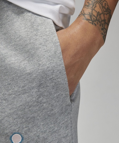 JORDAN BRAND（ジョーダンブランド）の「ウィメンズ ジョーダン BRKLN FT グラフィックパンツ / Jordan Brooklyn Fleece Women's Graphic Sweatpants（スウェットパンツ・レディース・ブラック/グレー系その他・L/M/XL/XS/S/2XL）」の12枚目の写真