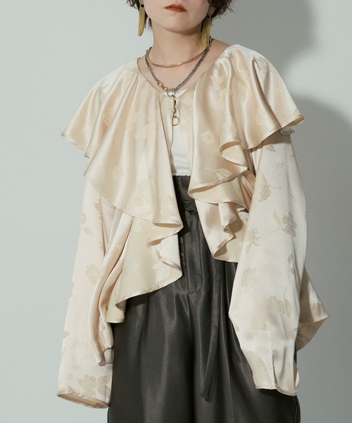 Ezick（エジック）の「Flower satin ボリュームラッフルブラウス（シャツ/ブラウス・レディース・ホワイト/ベージュ/ブラック/ブルー・FREE）」の3枚目の写真