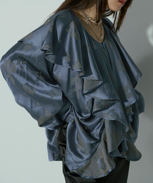 Ezick（エジック）の「Flower satin ボリュームラッフルブラウス（シャツ/ブラウス・レディース・ホワイト/ベージュ/ブラック/ブルー・FREE）」の4枚目の写真