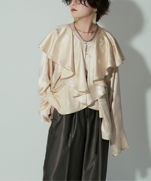 Ezick（エジック）の「Flower satin ボリュームラッフルブラウス（シャツ/ブラウス・レディース・ホワイト/ベージュ/ブラック/ブルー・FREE）」の16枚目の写真