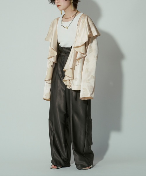 Ezick（エジック）の「Flower satin ボリュームラッフルブラウス（シャツ/ブラウス・レディース・ホワイト/ベージュ/ブラック/ブルー・FREE）」の5枚目の写真