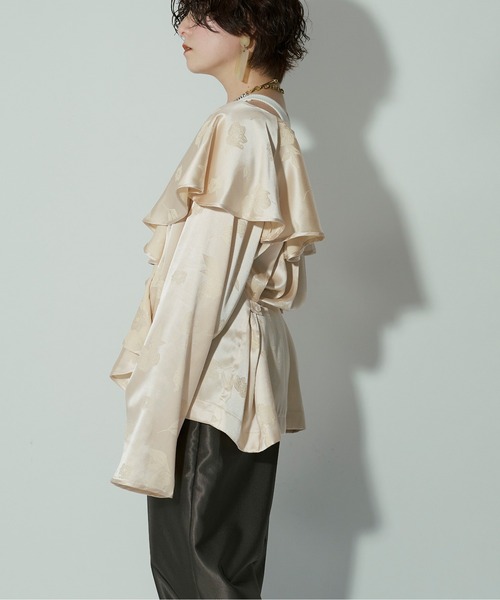 Ezick（エジック）の「Flower satin ボリュームラッフルブラウス（シャツ/ブラウス・レディース・ホワイト/ベージュ/ブラック/ブルー・FREE）」の12枚目の写真