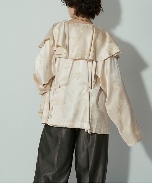Ezick（エジック）の「Flower satin ボリュームラッフルブラウス（シャツ/ブラウス・レディース・ホワイト/ベージュ/ブラック/ブルー・FREE）」の19枚目の写真