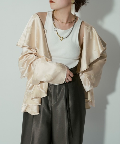 Ezick（エジック）の「Flower satin ボリュームラッフルブラウス（シャツ/ブラウス・レディース・ホワイト/ベージュ/ブラック/ブルー・FREE）」の9枚目の写真