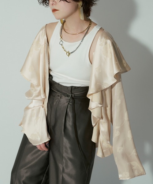 Ezick（エジック）の「Flower satin ボリュームラッフルブラウス（シャツ/ブラウス・レディース・ホワイト/ベージュ/ブラック/ブルー・FREE）」の10枚目の写真