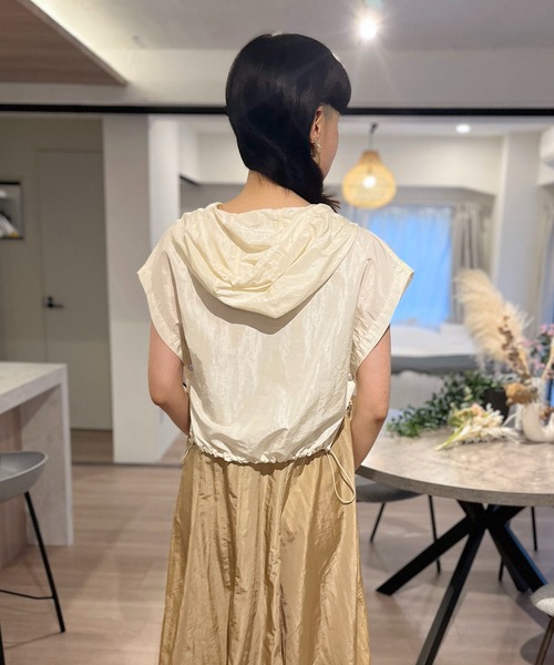 Jewelobe（ジュエローブ）の「ナイロンタッチフーディーベスト＆マーメイドノースリーブワンピースセットアップ（セットアップ・レディース・ブラック/ベージュ/ホワイト・FREE）」の10枚目の写真