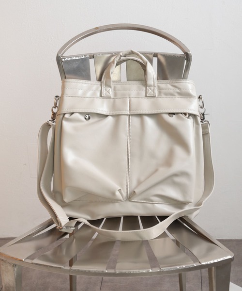 SENSE OF PLACE by URBAN RESEARCH（センスオブプレイスバイアーバンリサーチ）の「フェイクレザーヘルメットショルダーバッグ（ショルダーバッグ・メンズ・アイボリー/ブラック・ONE）」の2枚目の写真