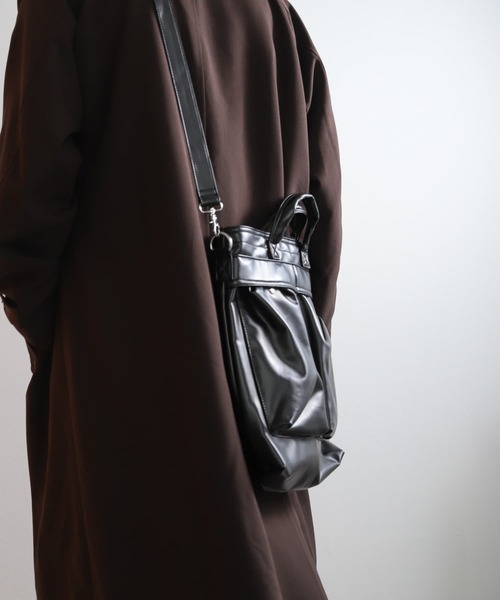 SENSE OF PLACE by URBAN RESEARCH（センスオブプレイスバイアーバンリサーチ）の「フェイクレザーヘルメットショルダーバッグ（ショルダーバッグ・メンズ・アイボリー/ブラック・ONE）」の6枚目の写真