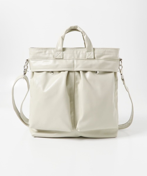 SENSE OF PLACE by URBAN RESEARCH（センスオブプレイスバイアーバンリサーチ）の「フェイクレザーヘルメットショルダーバッグ（ショルダーバッグ・メンズ・アイボリー/ブラック・ONE）」の3枚目の写真