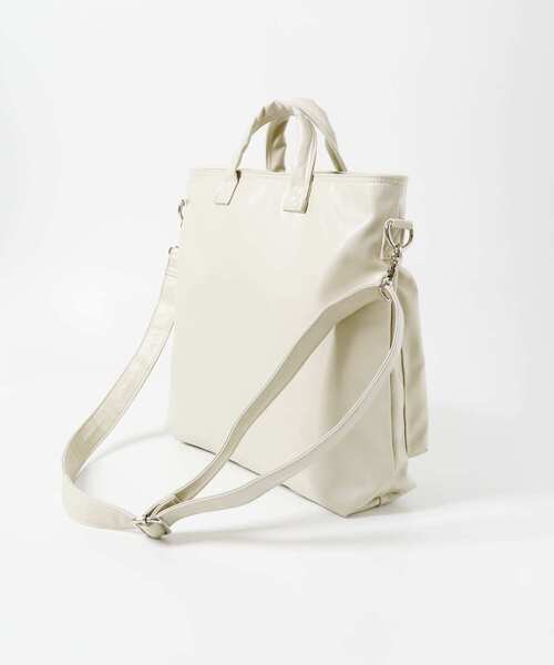 SENSE OF PLACE by URBAN RESEARCH（センスオブプレイスバイアーバンリサーチ）の「フェイクレザーヘルメットショルダーバッグ（ショルダーバッグ・メンズ・アイボリー/ブラック・ONE）」の4枚目の写真