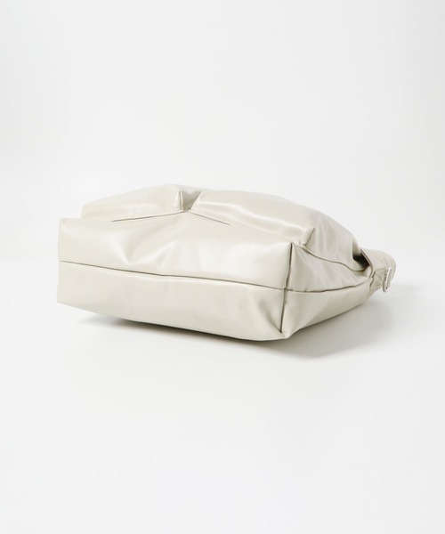 SENSE OF PLACE by URBAN RESEARCH（センスオブプレイスバイアーバンリサーチ）の「フェイクレザーヘルメットショルダーバッグ（ショルダーバッグ・メンズ・アイボリー/ブラック・ONE）」の5枚目の写真