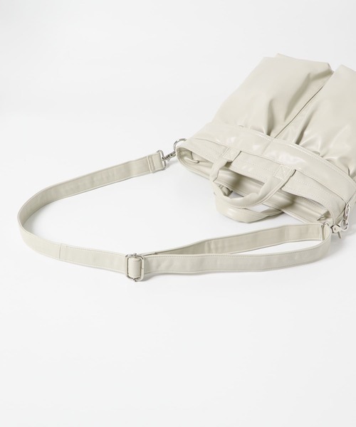 SENSE OF PLACE by URBAN RESEARCH（センスオブプレイスバイアーバンリサーチ）の「フェイクレザーヘルメットショルダーバッグ（ショルダーバッグ・メンズ・アイボリー/ブラック・ONE）」の15枚目の写真