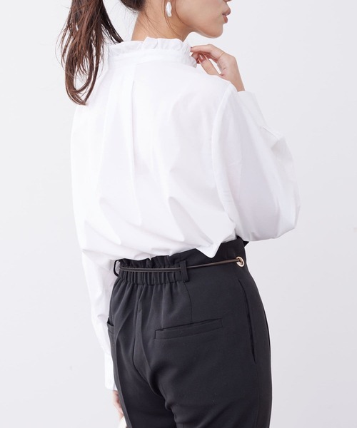 Chez toi(シェトワ)の「袖ボリュームネックフリルシャツ(シャツ/ブラウス・レディース・アイボリー/オフホワイト/ネイビー・FREE)」の6枚目の写真