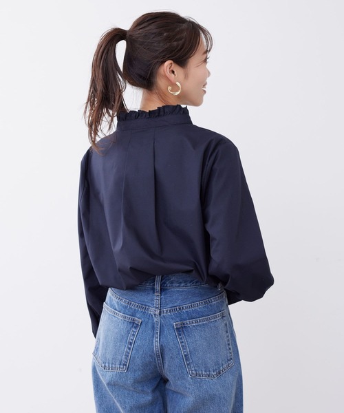 Chez toi(シェトワ)の「袖ボリュームネックフリルシャツ(シャツ/ブラウス・レディース・アイボリー/オフホワイト/ネイビー・FREE)」の12枚目の写真