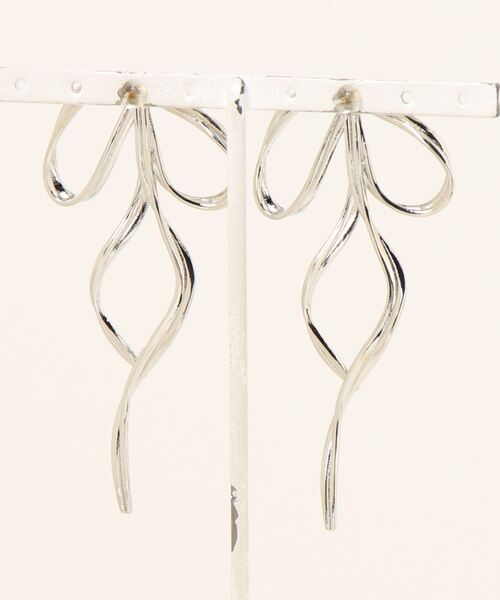 SPINNS（スピンズ）の「メタルロングリボンピアス（ピアス（両耳用）・レディース・シルバー・ONESIZE）」の2枚目の写真