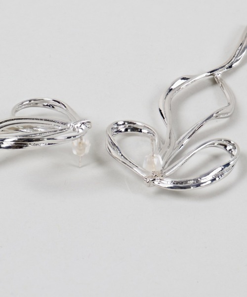 SPINNS（スピンズ）の「メタルロングリボンピアス（ピアス（両耳用）・レディース・シルバー・ONESIZE）」の3枚目の写真