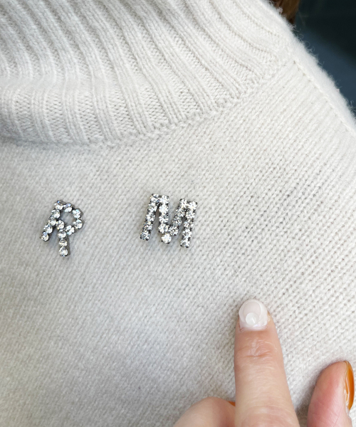 Spick & Span(スピックアンドスパン)の「【Malama 10 / マラマ】イニシャルブローチ(ブローチ/コサージュ・レディース・R/S/M/N/K・FREE)」の1枚目の写真