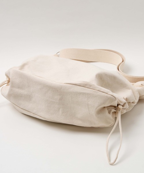 WEGO（ウィゴー）の「WEGO/サイドドロストキャンバスショルダー（ショルダーバッグ・レディース・ブラック/ナチュラル・FREE）」の16枚目の写真