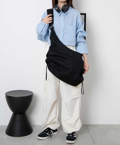 WEGO（ウィゴー）の「WEGO/サイドドロストキャンバスショルダー（ショルダーバッグ・レディース・ブラック/ナチュラル・FREE）」の4枚目の写真