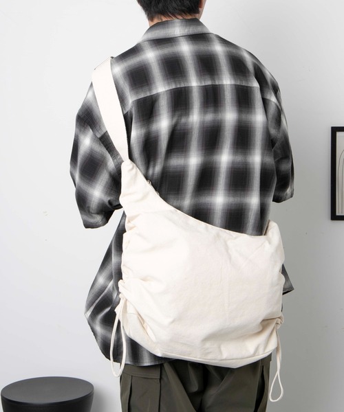 WEGO（ウィゴー）の「WEGO/サイドドロストキャンバスショルダー（ショルダーバッグ・レディース・ブラック/ナチュラル・FREE）」の6枚目の写真