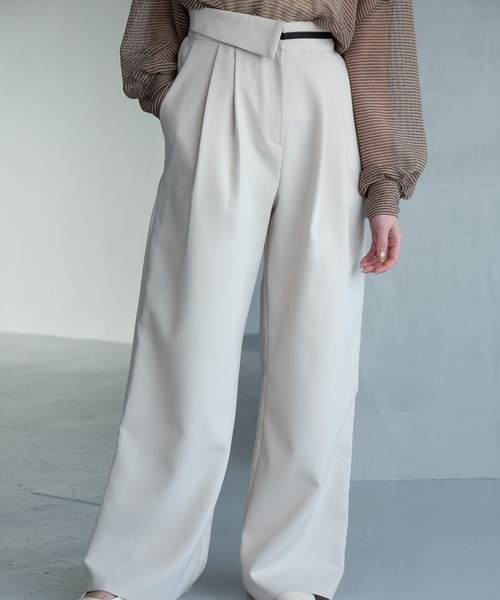 Amiur（エミレ）の「asymmetry design line tuck pants / アシンメトリーデザインラインタックパンツ（スラックス・レディース・Cream/ブラック/チャコールグレー/ベージュ・FREE）」の4枚目の写真