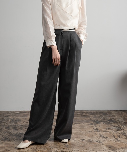 Amiur（エミレ）の「asymmetry design line tuck pants / アシンメトリーデザインラインタックパンツ（スラックス・レディース・Cream/ブラック/チャコールグレー/ベージュ・FREE）」の5枚目の写真