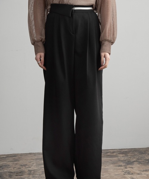 Amiur（エミレ）の「asymmetry design line tuck pants / アシンメトリーデザインラインタックパンツ（スラックス・レディース・Cream/ブラック/チャコールグレー/ベージュ・FREE）」の16枚目の写真