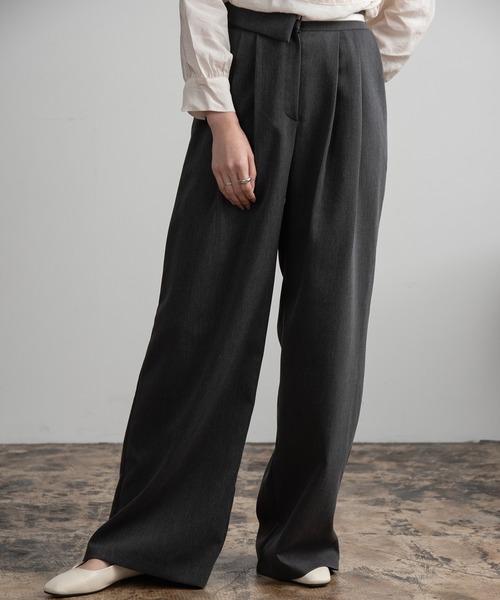 Amiur（エミレ）の「asymmetry design line tuck pants / アシンメトリーデザインラインタックパンツ（スラックス・レディース・Cream/ブラック/チャコールグレー/ベージュ・FREE）」の9枚目の写真