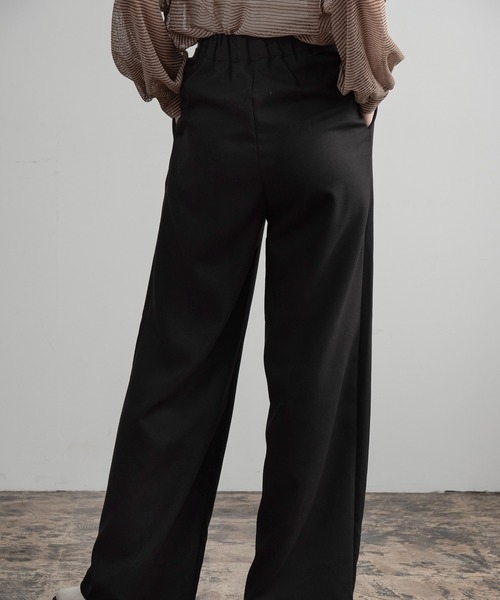Amiur（エミレ）の「asymmetry design line tuck pants / アシンメトリーデザインラインタックパンツ（スラックス・レディース・Cream/ブラック/チャコールグレー/ベージュ・FREE）」の17枚目の写真