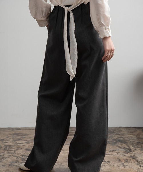 Amiur（エミレ）の「asymmetry design line tuck pants / アシンメトリーデザインラインタックパンツ（スラックス・レディース・Cream/ブラック/チャコールグレー/ベージュ・FREE）」の11枚目の写真