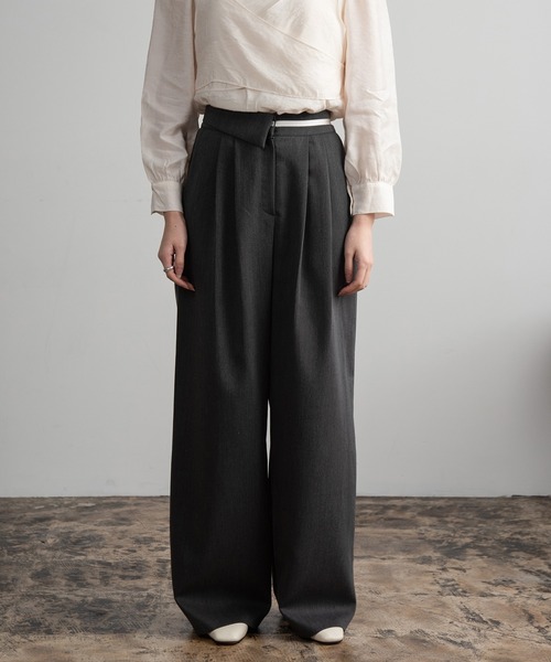 Amiur（エミレ）の「asymmetry design line tuck pants / アシンメトリーデザインラインタックパンツ（スラックス・レディース・Cream/ブラック/チャコールグレー/ベージュ・FREE）」の8枚目の写真