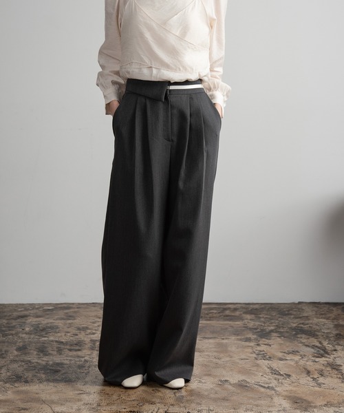 Amiur（エミレ）の「asymmetry design line tuck pants / アシンメトリーデザインラインタックパンツ（スラックス・レディース・Cream/ブラック/チャコールグレー/ベージュ・FREE）」の6枚目の写真