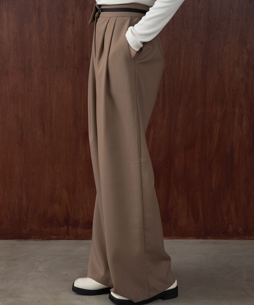 Amiur（エミレ）の「asymmetry design line tuck pants / アシンメトリーデザインラインタックパンツ（スラックス・レディース・Cream/ブラック/チャコールグレー/ベージュ・FREE）」の12枚目の写真