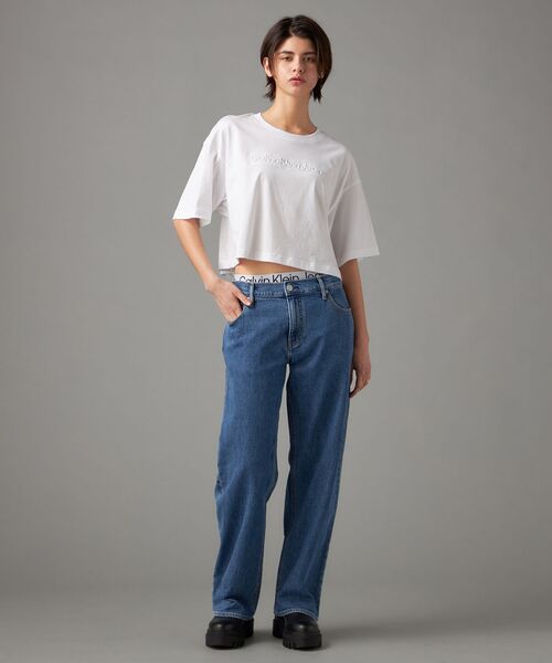 Calvin Klein(カルバン・クライン)の「エンボスドロゴ Tシャツ(Tシャツ/カットソー・レディース・ホワイト/ブラック・M/L/S/XS)」の12枚目の写真