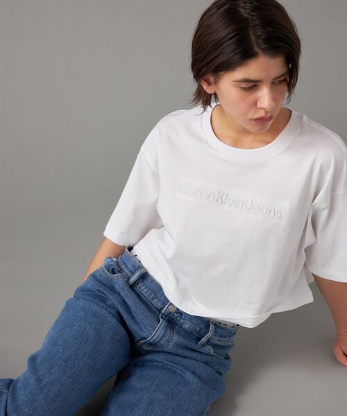 Calvin Klein(カルバン・クライン)の「エンボスドロゴ Tシャツ(Tシャツ/カットソー・レディース・ホワイト/ブラック・M/L/S/XS)」の10枚目の写真