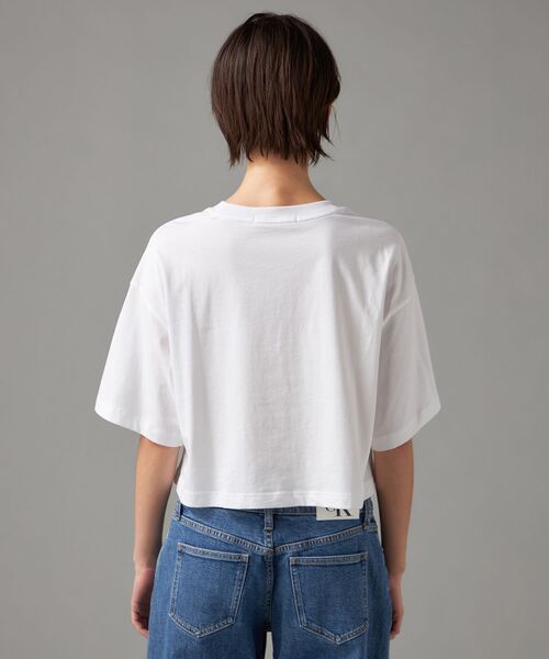 Calvin Klein(カルバン・クライン)の「エンボスドロゴ Tシャツ(Tシャツ/カットソー・レディース・ホワイト/ブラック・M/L/S/XS)」の9枚目の写真