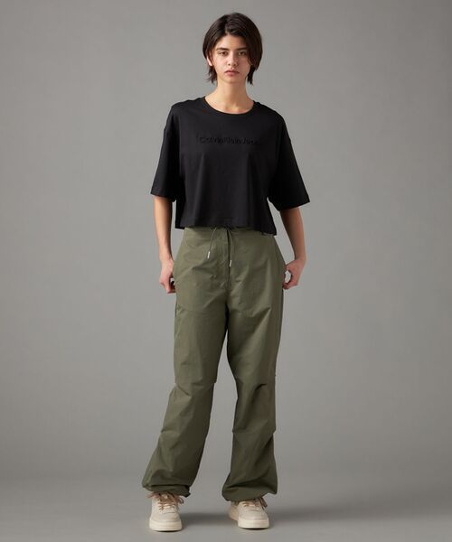 Calvin Klein(カルバン・クライン)の「エンボスドロゴ Tシャツ(Tシャツ/カットソー・レディース・ホワイト/ブラック・M/L/S/XS)」の7枚目の写真