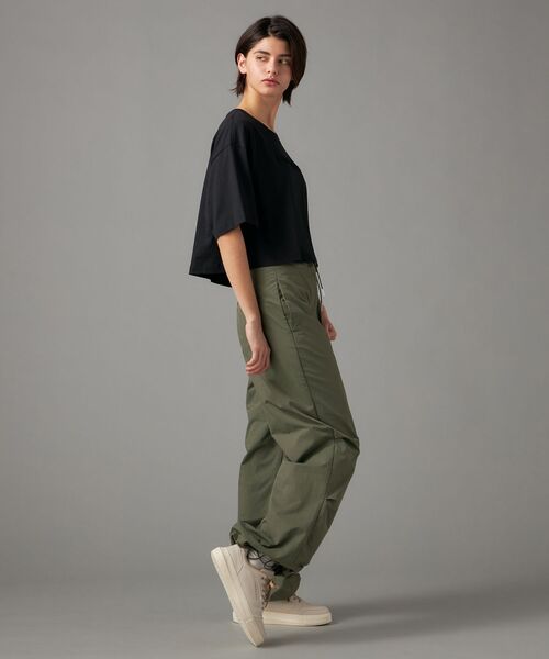 Calvin Klein(カルバン・クライン)の「エンボスドロゴ Tシャツ(Tシャツ/カットソー・レディース・ホワイト/ブラック・M/L/S/XS)」の5枚目の写真