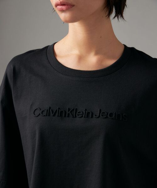 Calvin Klein(カルバン・クライン)の「エンボスドロゴ Tシャツ(Tシャツ/カットソー・レディース・ホワイト/ブラック・M/L/S/XS)」の4枚目の写真