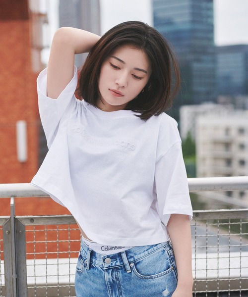 Calvin Klein(カルバン・クライン)の「エンボスドロゴ Tシャツ(Tシャツ/カットソー・レディース・ホワイト/ブラック・M/L/S/XS)」の2枚目の写真