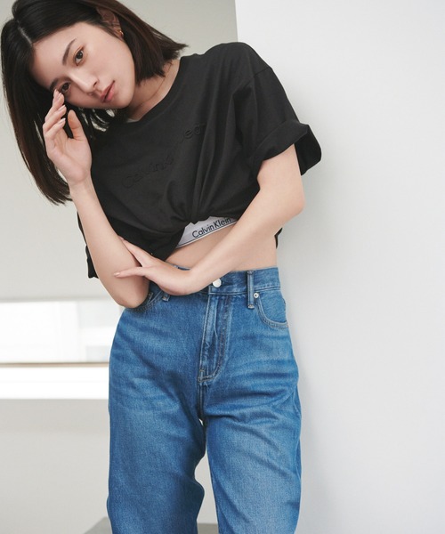 Calvin Klein(カルバン・クライン)の「エンボスドロゴ Tシャツ(Tシャツ/カットソー・レディース・ホワイト/ブラック・M/L/S/XS)」の1枚目の写真