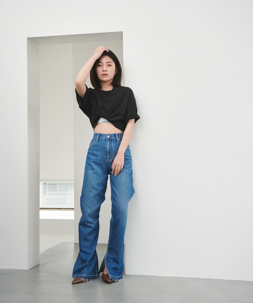 Calvin Klein(カルバン・クライン)の「エンボスドロゴ Tシャツ(Tシャツ/カットソー・レディース・ホワイト/ブラック・M/L/S/XS)」の13枚目の写真